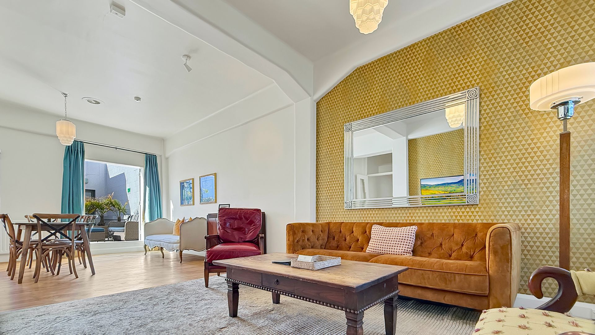 Art Deco Apartment - your home away from home. 