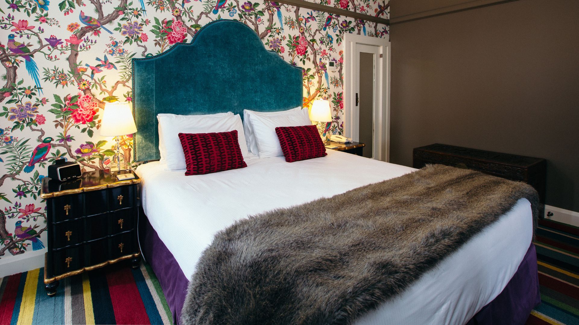 Art Deco Suite - Exquisite Furnishings & Views. 