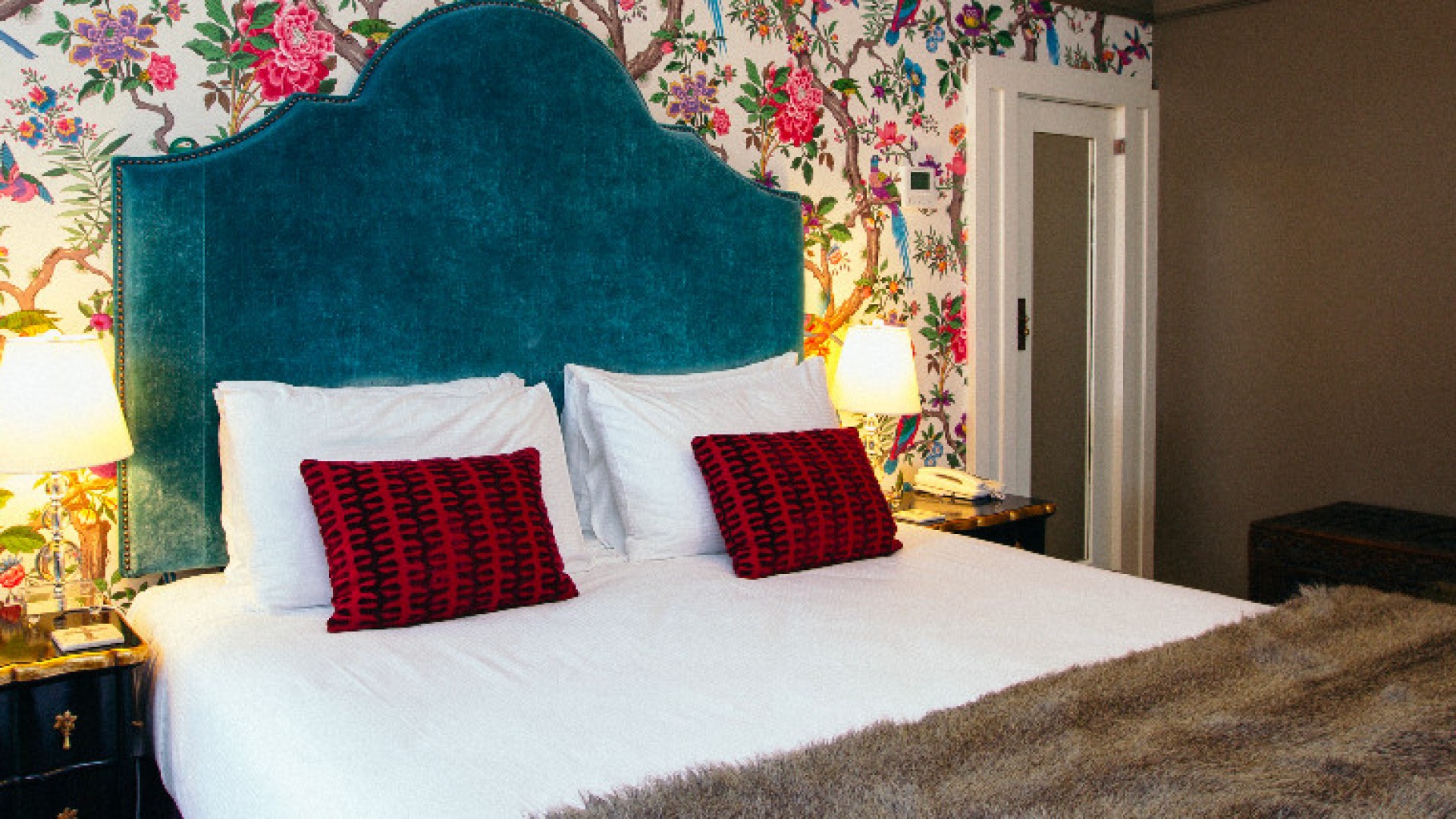 Art Deco Suite - Exquisite Furnishings & Views. 